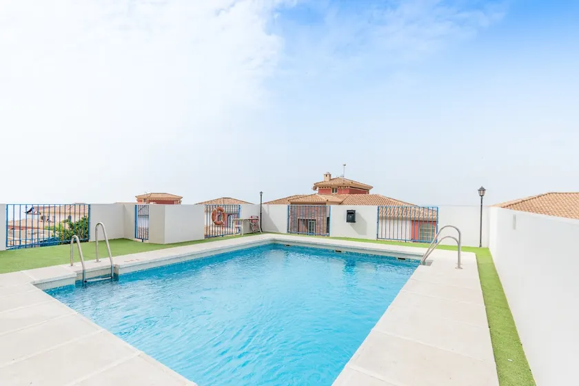Apartment with pool - Image 1