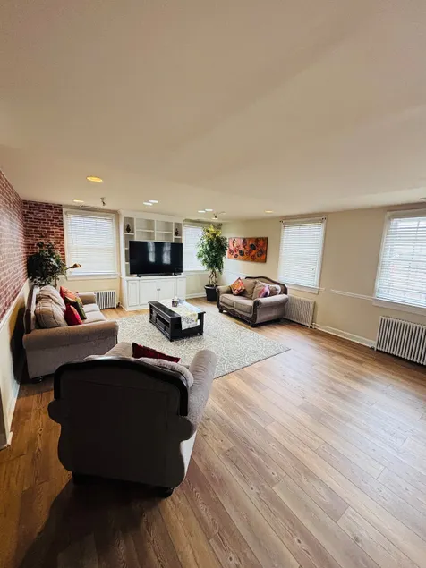 3 bedroom on king st 2 blocks waterfront 7 guests - Image 1