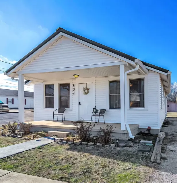 Cozy 2-Bedroom Home in the Heart of Manchester - Image 1