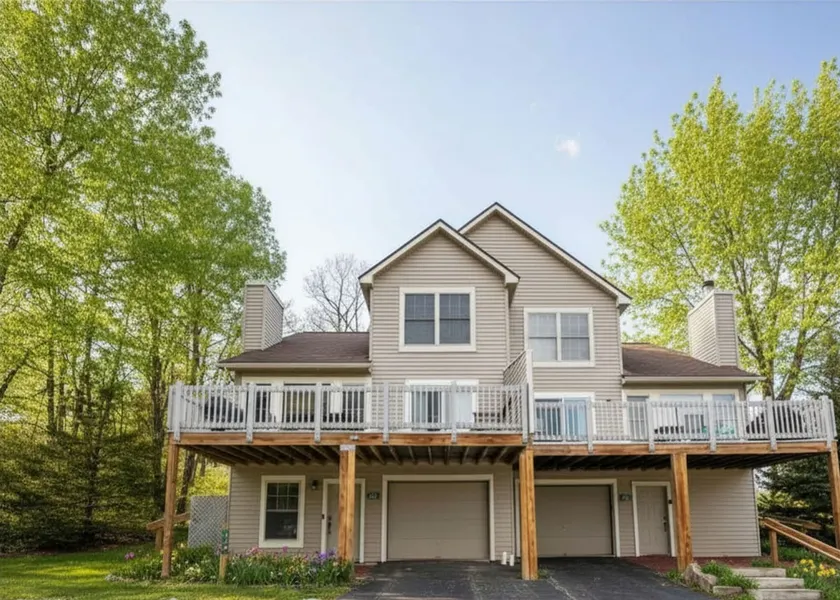 Pocono Mountain House - Pets, Fireplace, Sleeps 8 - Image 1