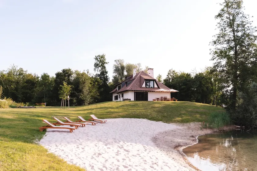 Exceptional Alsatian estate with private lake - Image 1