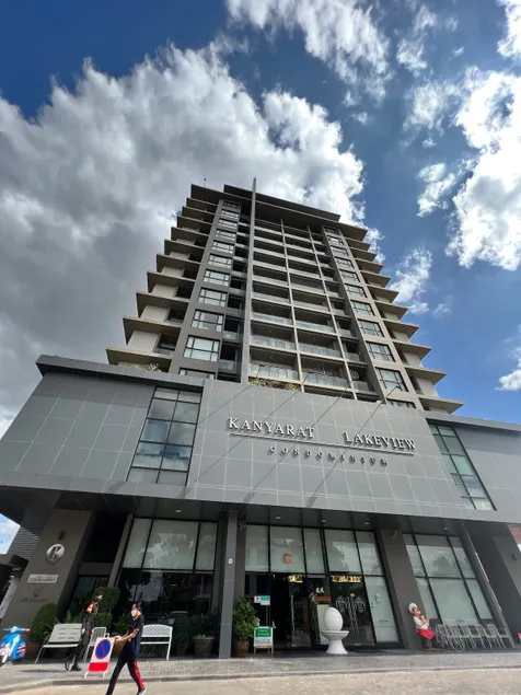 Penthouse With Gorgeous Lakeview - Image 1