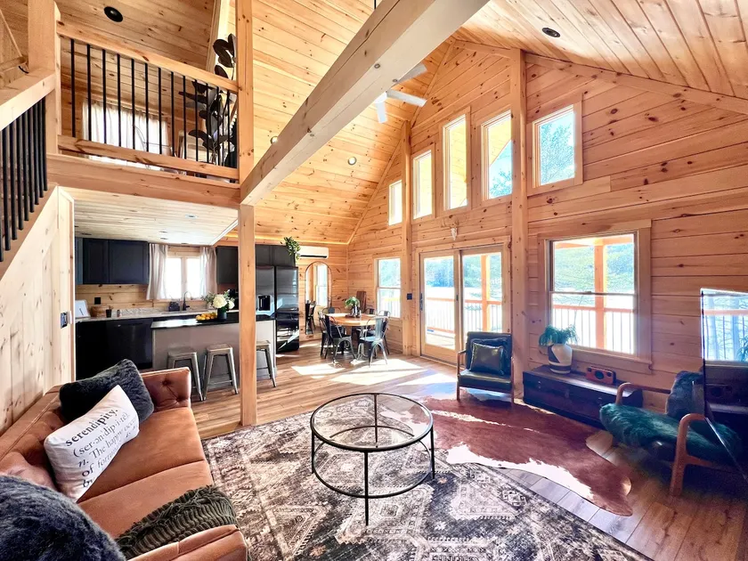 Modern Lakefront Cabin: Rustic Charm Meets Luxury - Image 1