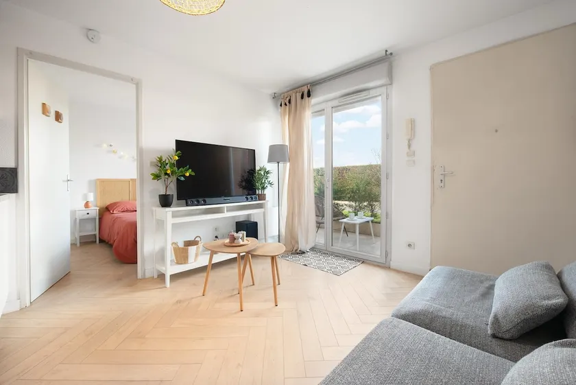 Nice 2-bedroom with terrace and parking - Image 1