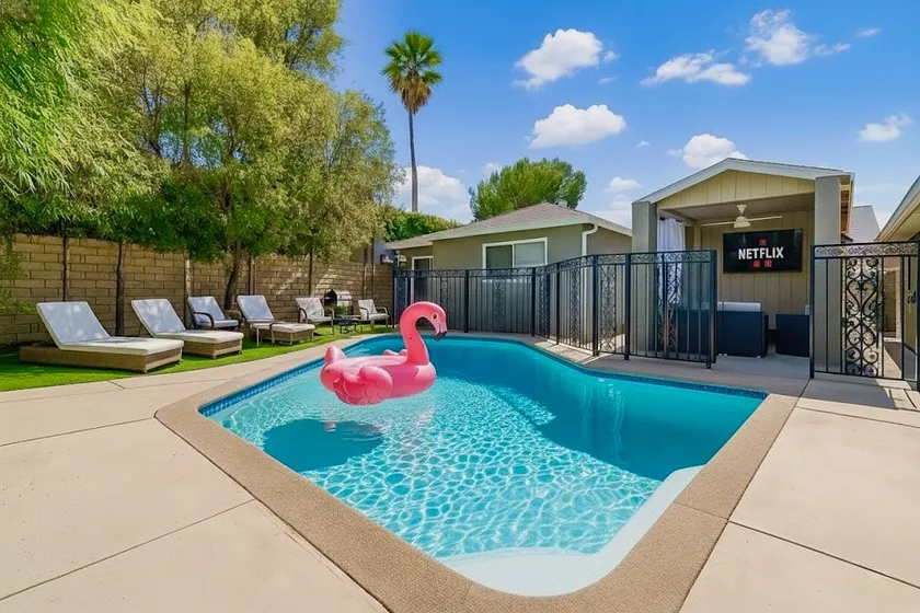 Modern Tarzana Poolside Retreat - Image 1