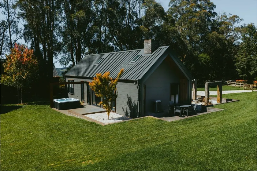 The Mist, Luxury Farm w Fireplace & Hot tub - Image 1