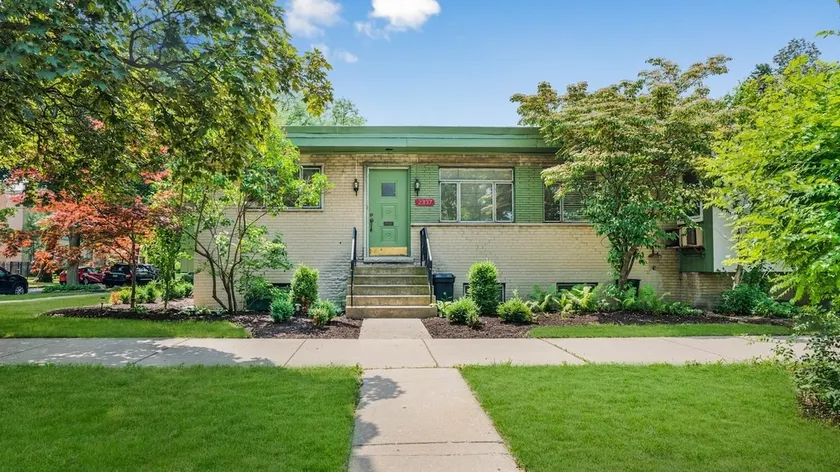 Newly Remodeled 3b Townhouse in Rogers Park - Image 1
