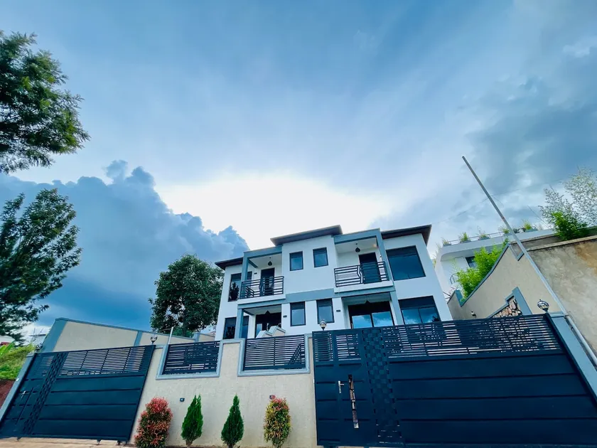 Stylish Home with Airport View - Image 1