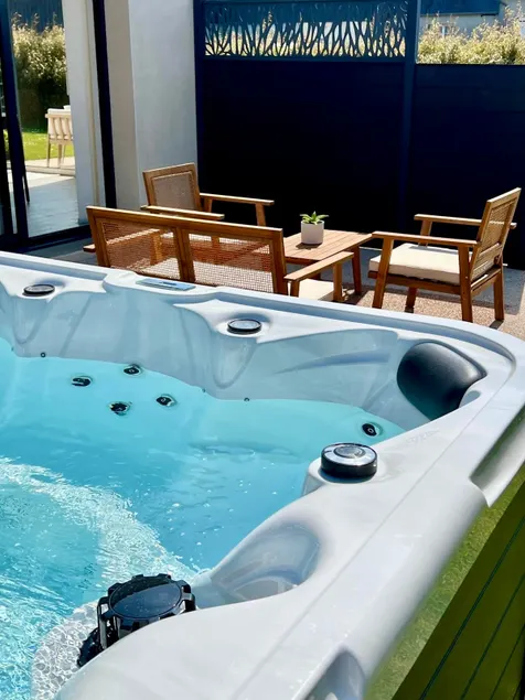 Seaside Getaway - House for 6 people with Jacuzzi - Image 1