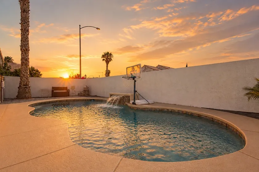 Your Perfect Las Vegas Getaway with Private Pool - Image 1