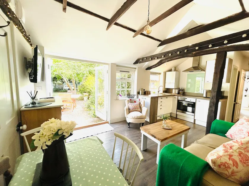 Cambridge one double bedroom cottage sleeps 3 - Image 1