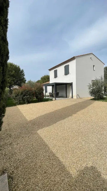 House, 8 people. - Image 1