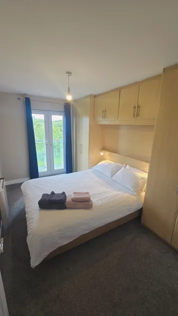 Cosy quiet space 2 bed 2 bath with parking - Image 1