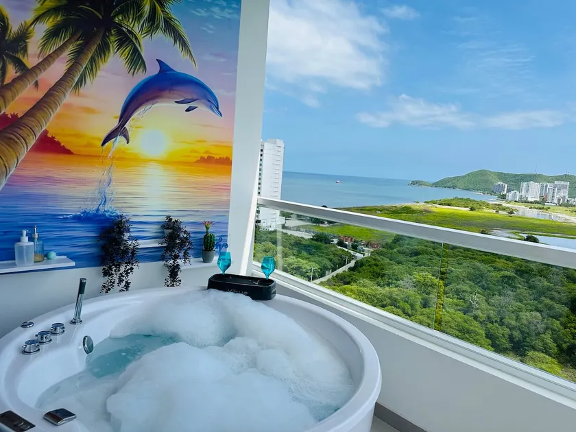 Suite on the 14th floor with ocean and mountain views and a private Jacuzzi - Image 1