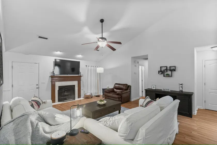Azalea Place - Comfy 3/2 On Quiet Culdesac - Image 1