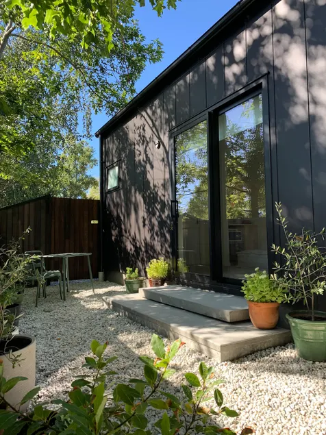 Beautiful, peaceful studio. - Image 1
