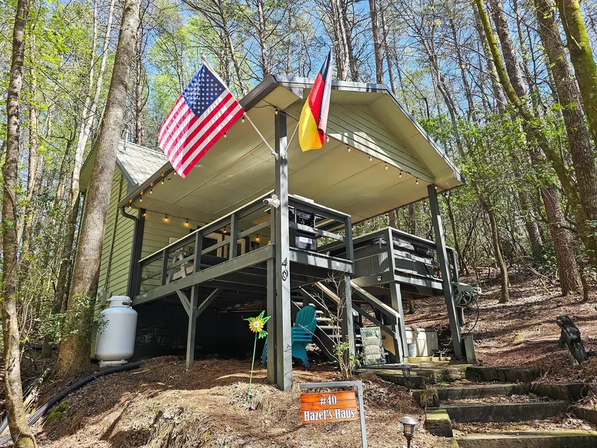 Cozy Dog-Friendly Studio Cabin with Hot Tub, Jetted Tub, Fireplace & WiFi - Image 1