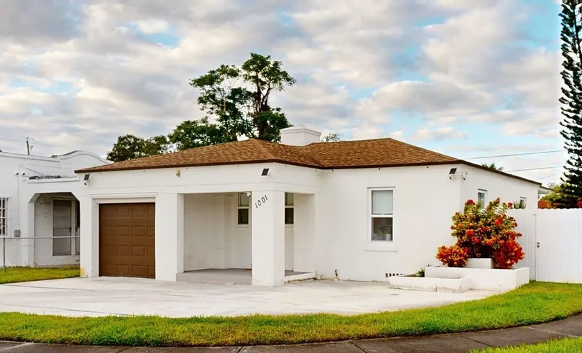 MIA Home Near Brickell Beach Airport Theater Room - Image 1
