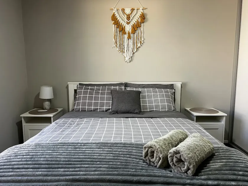 Self-Contained 2 Bedroom Suite with Wifi & Parking - Image 1