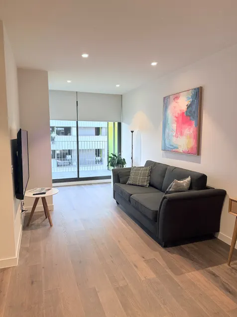 Walk to the MCG & enjoy the local vibe + parking - Image 1
