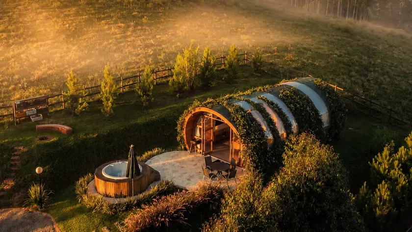 Cocoon overlooking the mountains - Image 1