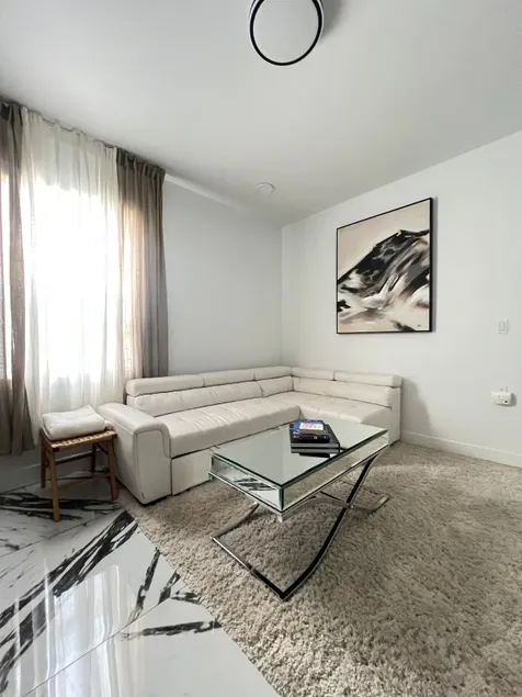Luxurious 1-Bedroom Suite - Image 1