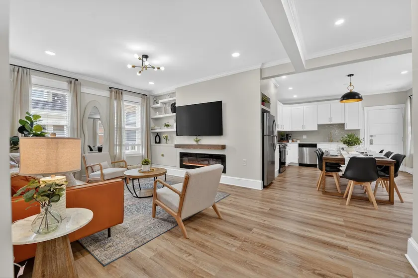 5BR Large townhouse | parking + train - Image 1
