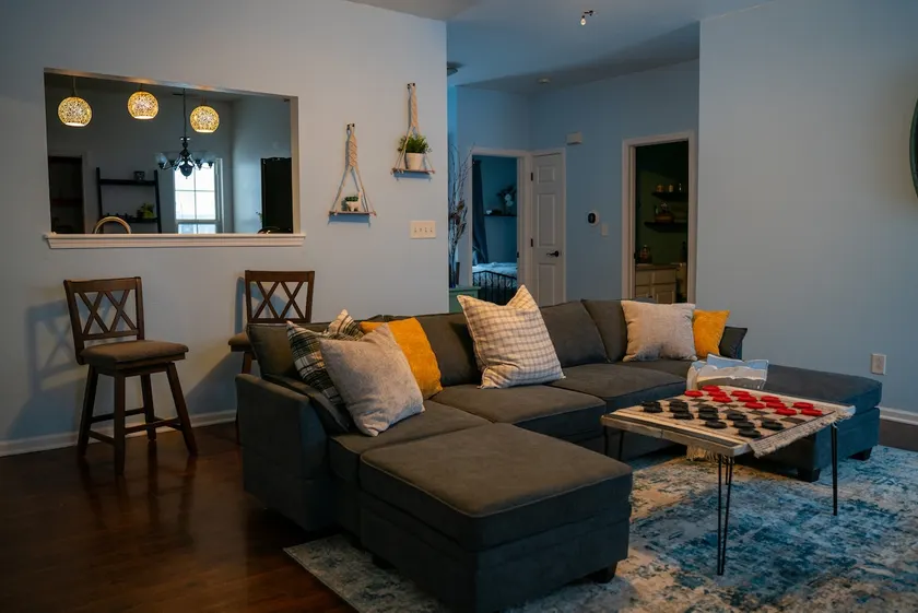 Cozy 3BR Near Ruoff - Image 1