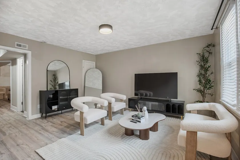 Retro Chic Retreat: Cozy DC Unit - Image 1