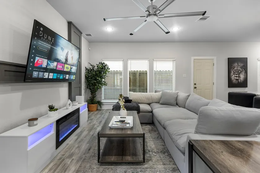 Modern & Cozy Townhouse 3 Bd HTX (NRG, Med Center) - Image 1