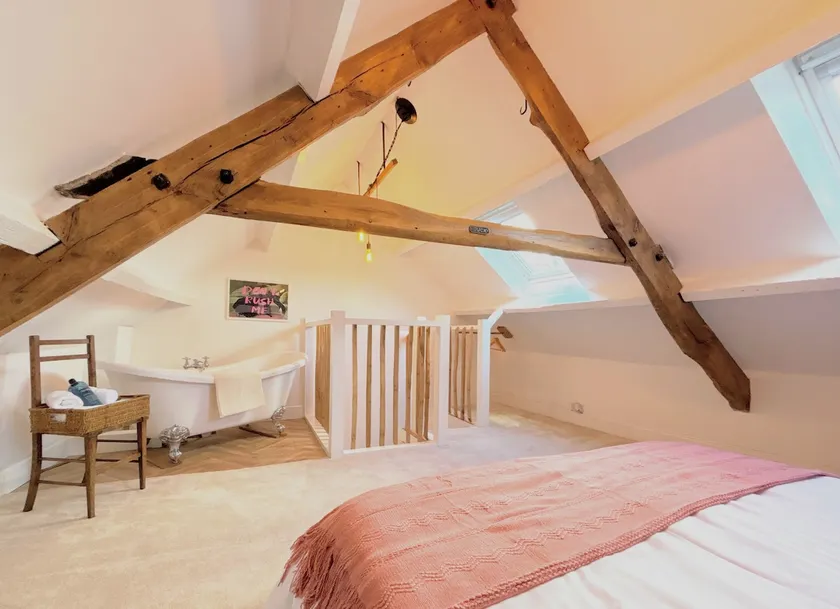 Stylish Cottage • Freestanding Tub • Sleeps 5 - Image 1