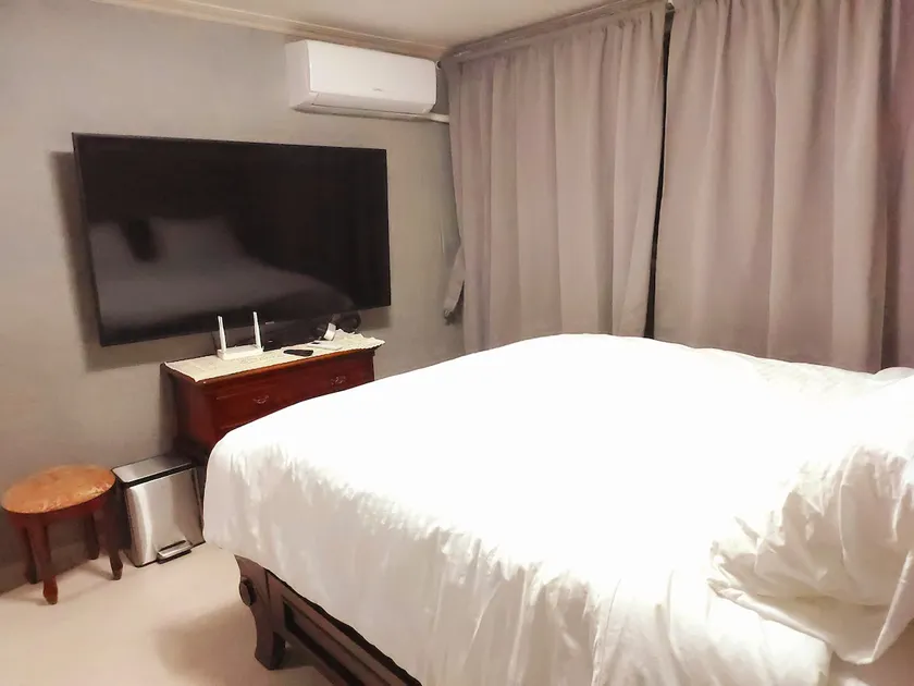 [Haha Accommodation OPEN] 7 minutes walk from Yeonsin Station/Hotel bedding/65-inch TV/Air dresser/Air purifier - Image 1