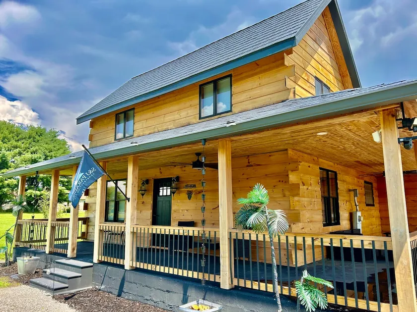 Private Cabin fully equipped Getaway sleeps 17 - Image 1