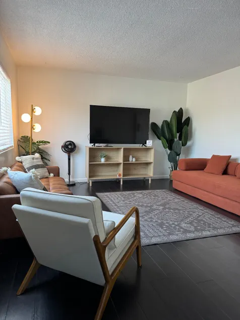 Stay Cozy, Modern Home 25 Mins to DTLA & More - Image 1