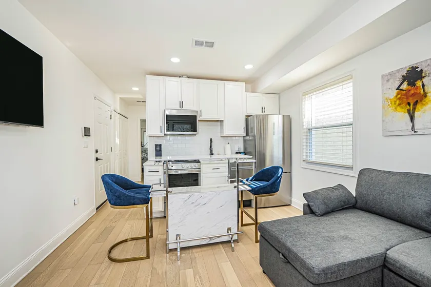 Sunny, Centrally Located, w/ Parking & Alexa - Image 1