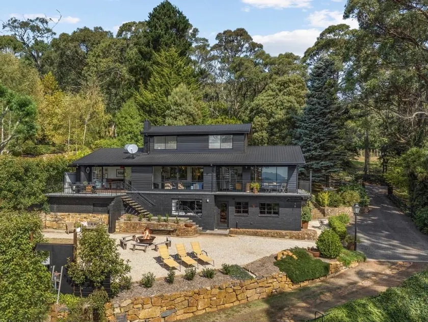 Sweeping views of Hanging Rock and Cobaw Ranges - Image 1