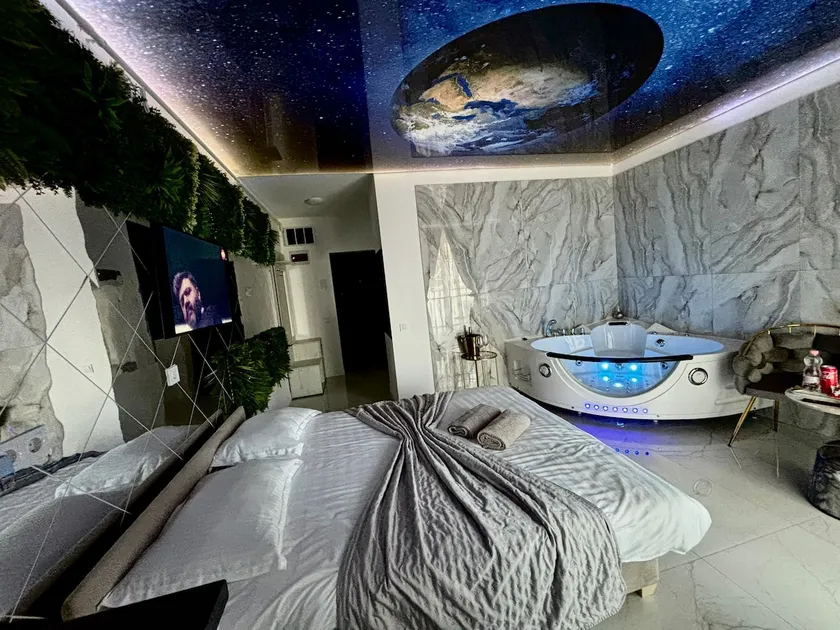 Rubi room by 50 shades - Image 1