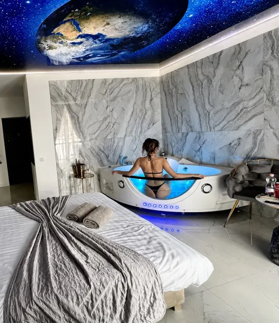 Rubi jacuzzi room by 50 shades - Image 1