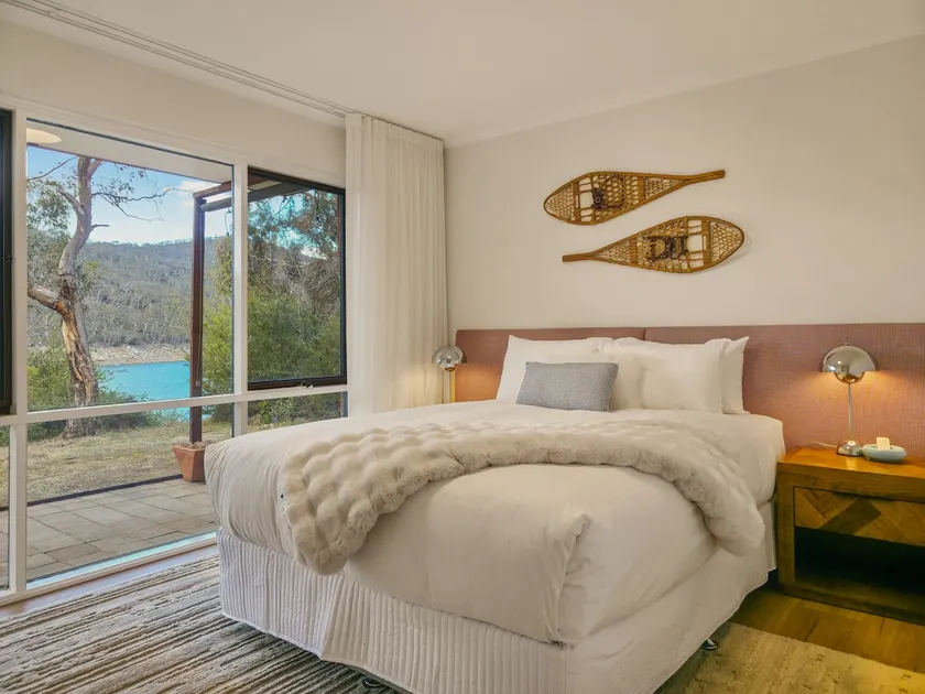 Lakefront Retreat • Ski Storage • Smart TV • WiFi - Image 1
