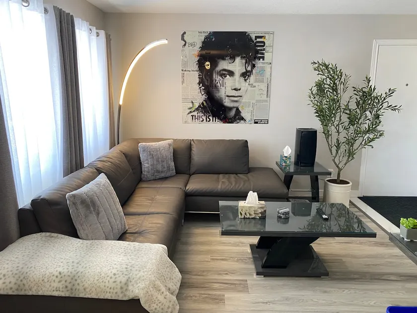 Modern 3 Bed Condo Near Argyle Mall + Free Parking - Image 1