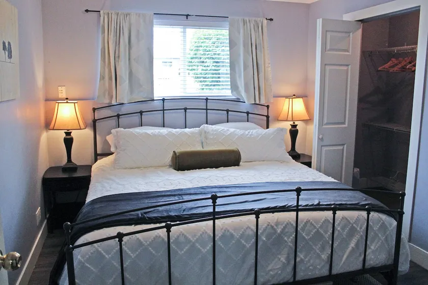 Spacious Step-Free 2BR Private Suite|Full Kitchen - Image 1
