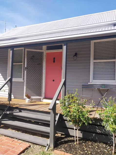 Lavender Cottage - Close enough to walk into town - Image 1