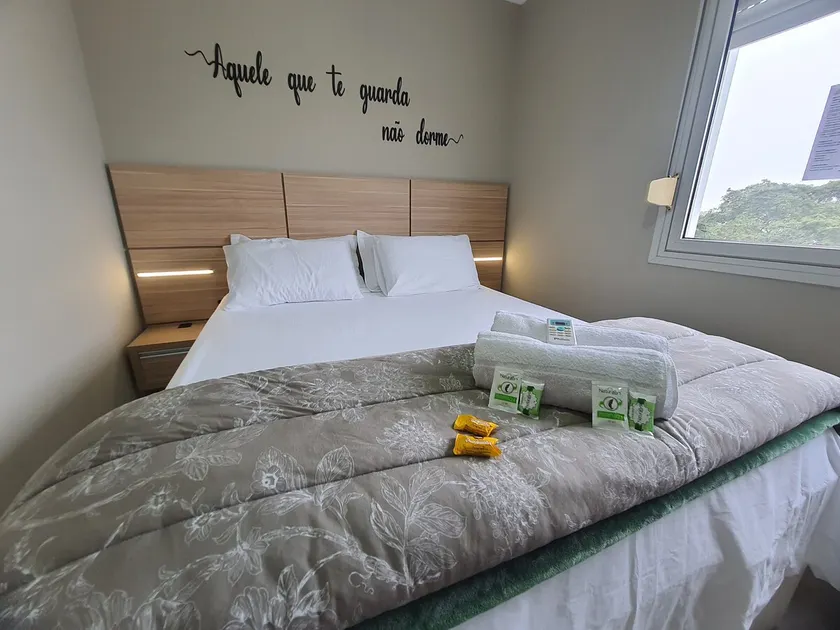 Central Executive Apartment – Wi-Fi & Garage - Image 1