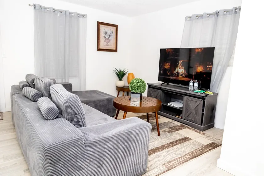Large 1BR Suite in Heart of Wnmca! - Image 1