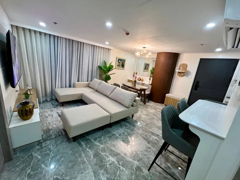 City Hub: Modern 2BR Air-conditioned Unit - Image 1