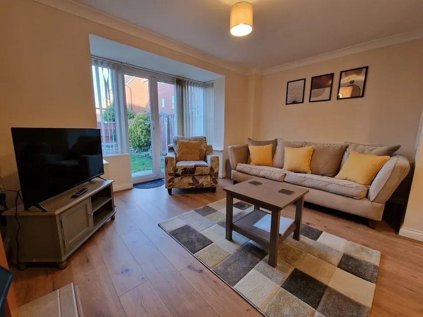 3 Bedrooms/6 Beds/2 Shower/Sleeps 6/With Parking! - Image 1