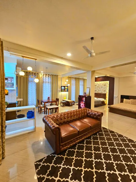 Open Space Contemporary yet Cozy - Image 1