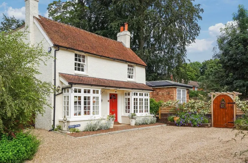 Stunning English Cottage - Image 1