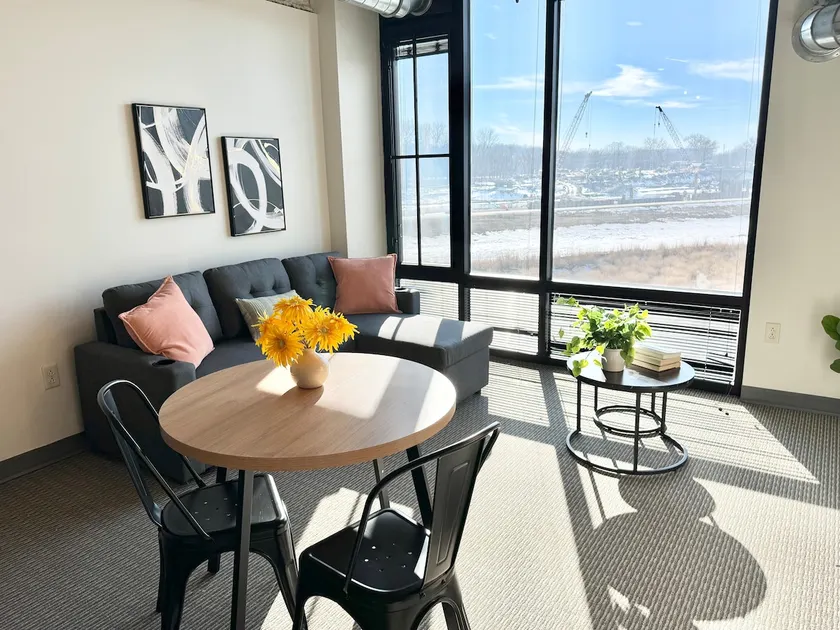 Nice & Lofty 1bed/1bath in DSM - Pool-Gym-Parking - Image 1