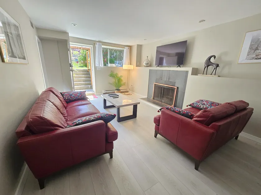 Spacious 2BR Suite East-Van | 2 Qns + str parking - Image 1